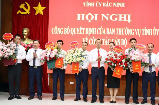 Lãnh đạo Tỉnh ủy Bắc Ninh trao các quyết định bổ nhiệm, phân công cán bộ lãnh đạo.