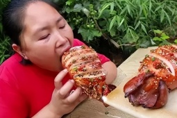 Bạn trẻ - Cuộc sống - Mukbang bất chấp, người phụ nữ 33 tuổi trông như bà cô 60 tuổi