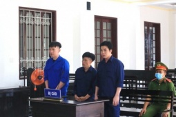 Pháp luật - Bị lộ tẩy vì rơi bọc màu đen khi bỏ chạy