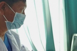 Sức khỏe đời sống - Mẹ bất ngờ khi bác sĩ phát hiện kim băng nằm nguy hiểm trong thực quản bé 10 tháng tuổi