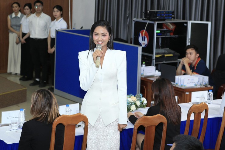 Hoa hậu H&#39;Hen Niê cổ vũ ĐT Việt Nam chinh phục thử thách - 1