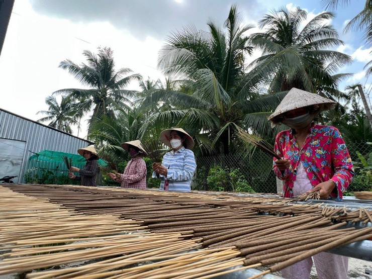 Có thời điểm, chị thuê cả trăm nhân công về làm để đủ đáp ứng đơn hàng cho khách.