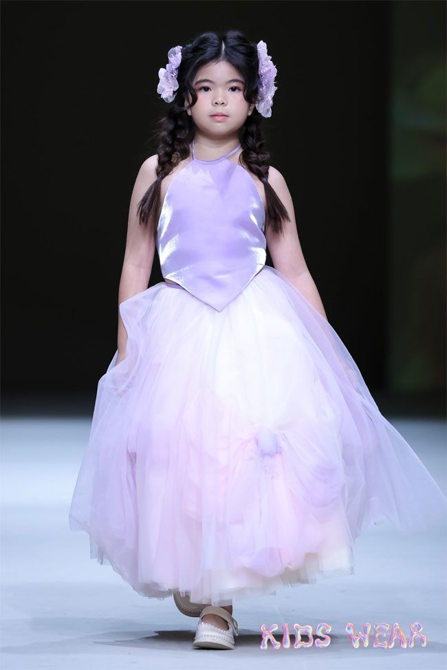 Mẫu nhí Emily Thanh Như đảm nhận vị trí first face trình diễn ở Tuần lễ thời trang Thượng Hải
