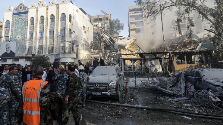 Hiện trường vụ Israel bị cáo buộc không kích lãnh sự quán Iran ở thủ đô Damascus, Syria.