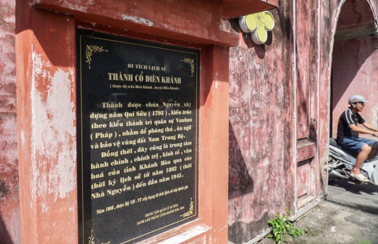 Bia ghi di tích lịch sử thành cổ Diên Khánh và mốc lịch sử được ghi lại. Ảnh: XUÂN HOÁT