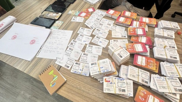 Công an thu giữ hàng ngàn sim điện thoại để phục vụ điều tra. Ảnh: KV