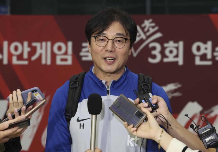HLV Hwang Sun-hong cũng là một ứng viên cho chiếc ghế nóng ở tuyển Hàn Quốc. Ảnh: AP.
