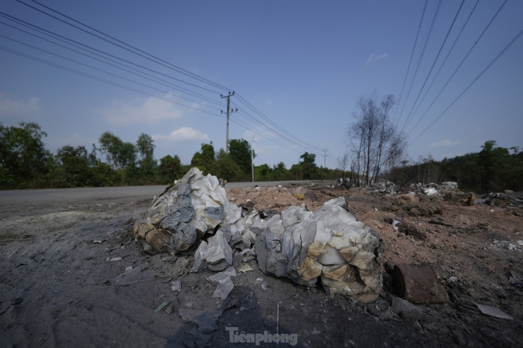 Chốt dân phòng xã Mỹ Hạnh Bắc đã được lập, con đường đã được lắp camera để giám sát nhưng việc đổ trộm rác xảy ra hằng ngày, rác bốc mùi hôi thối, ảnh hưởng nghiêm trọng đến cuộc sống người dân xung quanh.