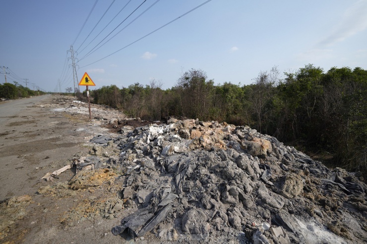 Những đống rác thải được tập kết trải dài...