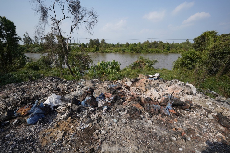 Rác ngập ngụa, bốc mùi hôi thối nồng nặc.