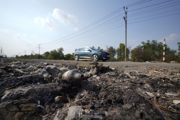 Rác chai lọ hoá chất vẫn còn vương vãi khắp nơi.