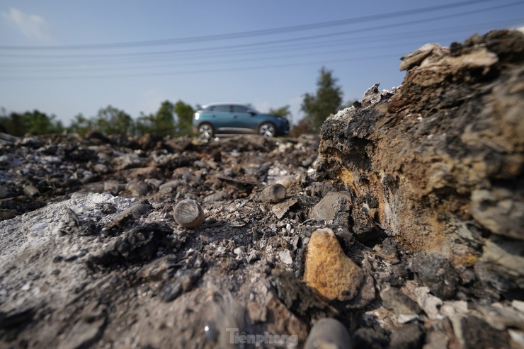 Một lớp dày mùn rác quện vào nhau sau khi được đốt.