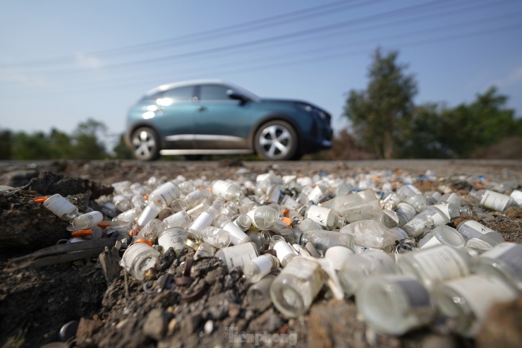 Nhiều chai lọ hoá chất giống với rác thải y tế còn nguyên vì là vật liệu không cháy.