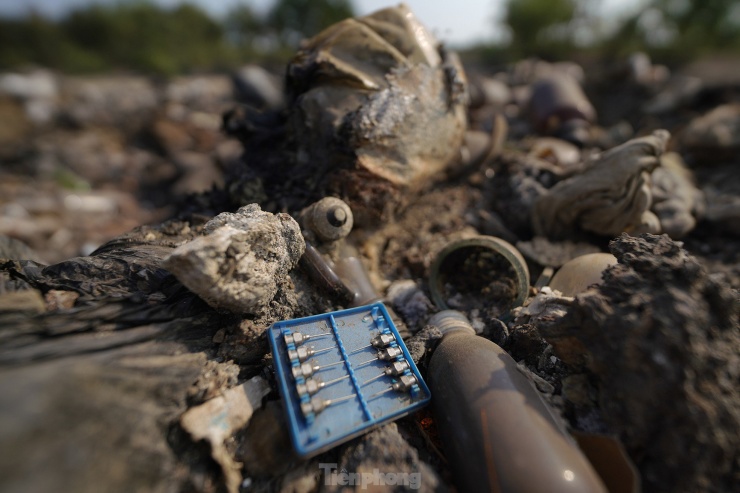 Bên cạnh đó, nhiều loại rác sắt nhọn nguy hiểm vẫn còn nằm khắp nơi trên bãi rác lậu này. Cơ quan chức năng huyện Đức Hoà (tỉnh Long An) tổ chức nhiều đợt thu gom, xử lý, mật phục bắt quả tang, gắn camera giám sát... Tuy nhiên, tình hình xả rác vẫn chưa chấm dứt.