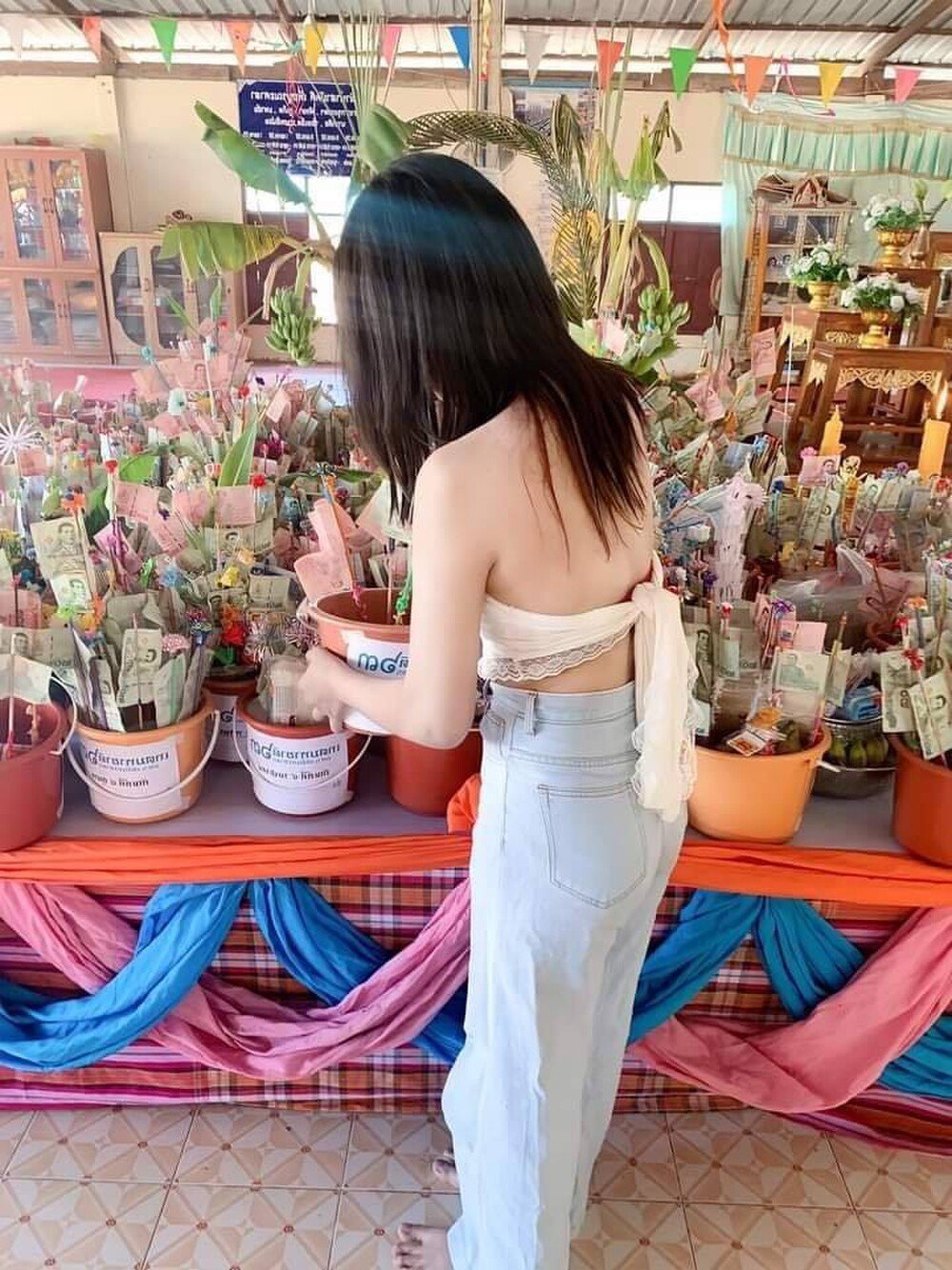 Người đẹp Hàn Quốc đến Việt Nam gây tranh cãi vì mặc váy bó, hở lưng ở nơi linh thiêng - 4