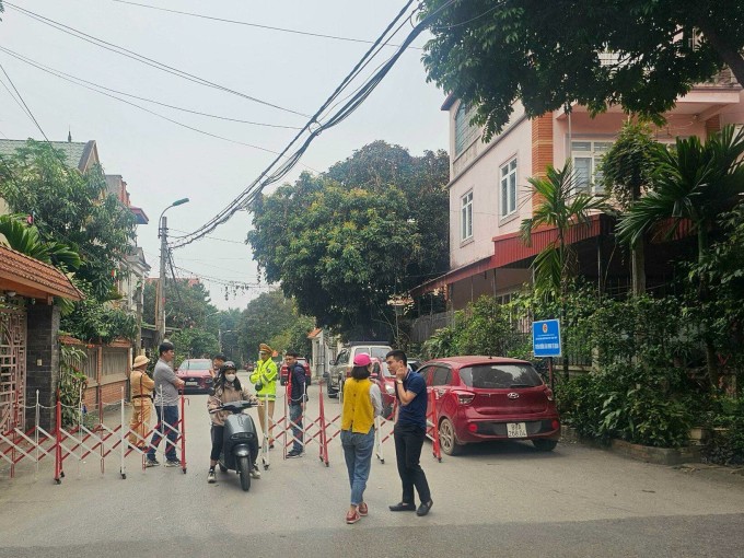 Một khu vực hạn chế giao thông tại đường Phạm Hồng Thái, chiều 8/3.