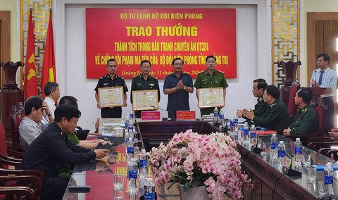 Ông Võ Văn Hưng - Chủ tịch UBND tỉnh Quảng Trị tặng bằng khen cho các lực lượng, đơn vị tham gia phá án.
