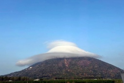 Tin tức trong ngày - “Mũ mây” tiếp tục xuất hiện trên đỉnh núi Bà Đen