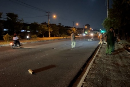 Video: Người đàn ông đi xe máy tử vong nghi do tông vào khúc gỗ