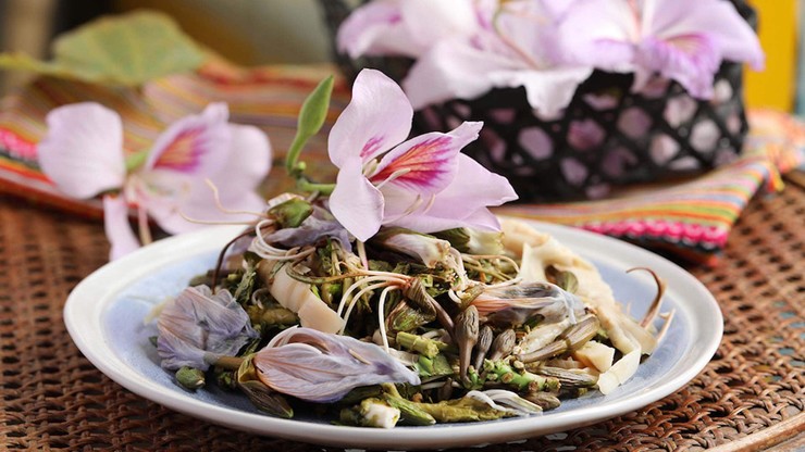 Nộm hoa ban là món ăn thanh mát, có hương vị đậm đà, chế biến nhanh không cần cầu kỳ, chính vì vậy được rất nhiều gia đình ưa thích.
