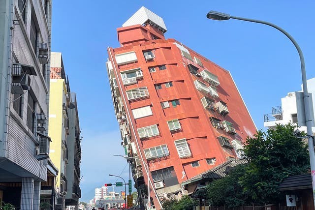 Một tòa nhà ở thành phố Hoa Liên bị nghiêng sau trận động đất lớn ở phía đông đảo Đài Loan. Ảnh: Getty