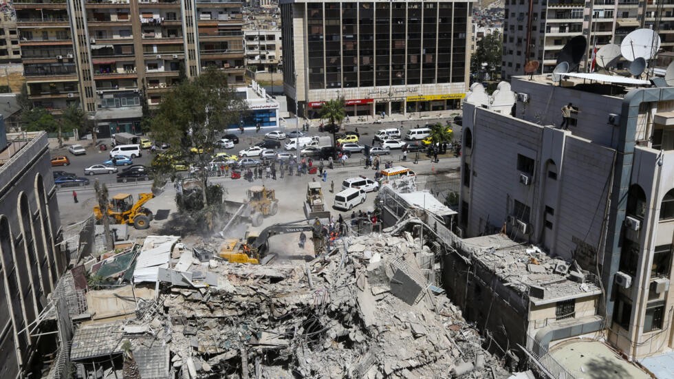 Hiện trường vụ không kích dẫn đến một tòa lãnh sự Iran ở Syria bị phá hủy.