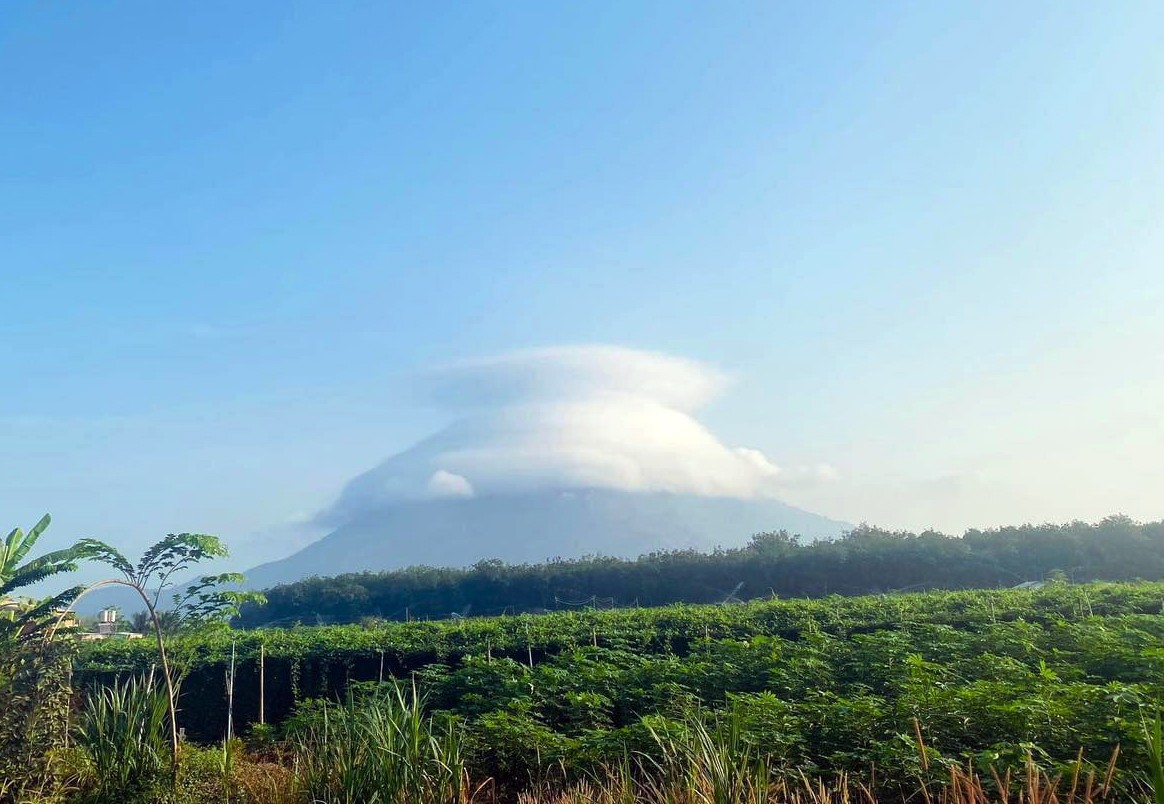 Nhiều người thích thú ghi hình lại hiện tượng độc đáo này