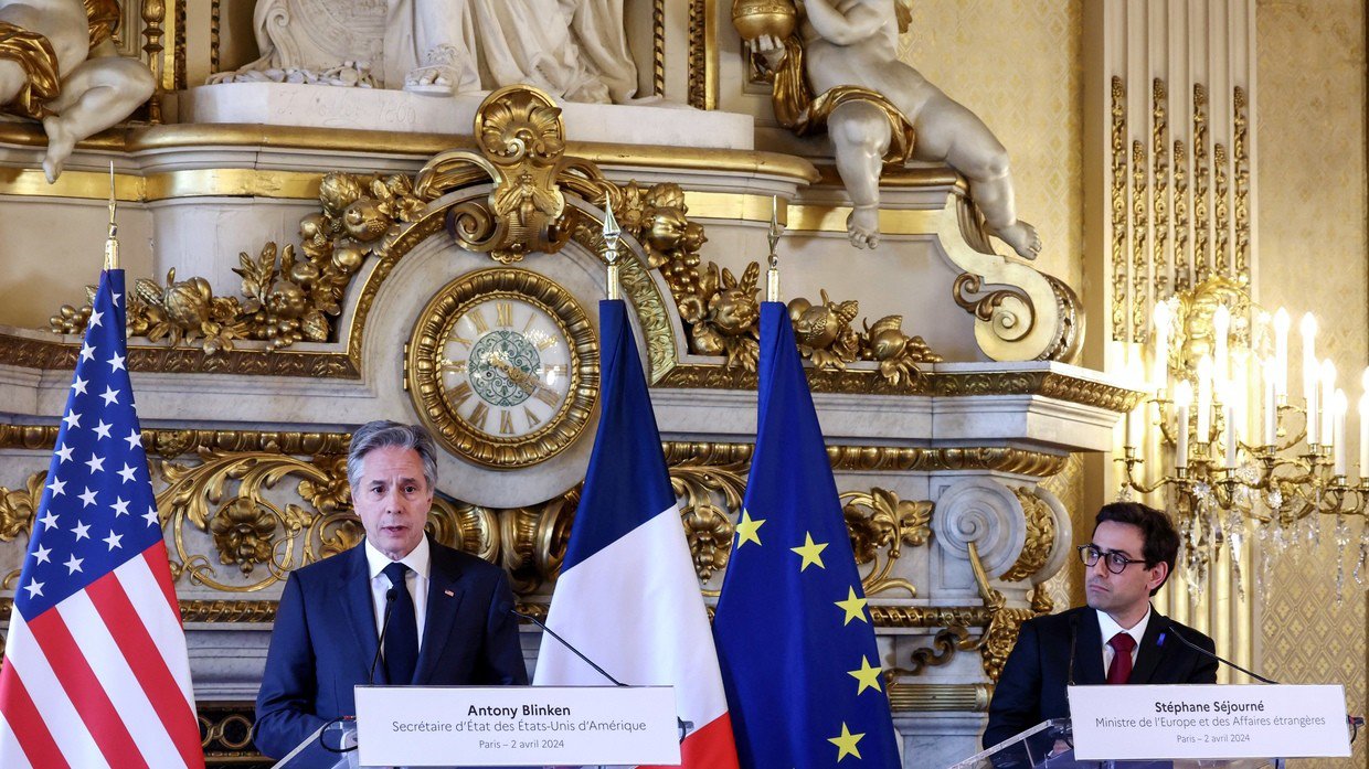 Ngoại trưởng Mỹ Antony Blinken (trái) và người đồng cấp Pháp&nbsp;Stephane Sejourne&nbsp;phát biểu ở Paris hôm 2/4/2024.