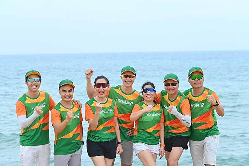 Đại diện Herbalife cùng các VĐV tham gia giải chạy. Nguồn: Herbalife Việt Nam