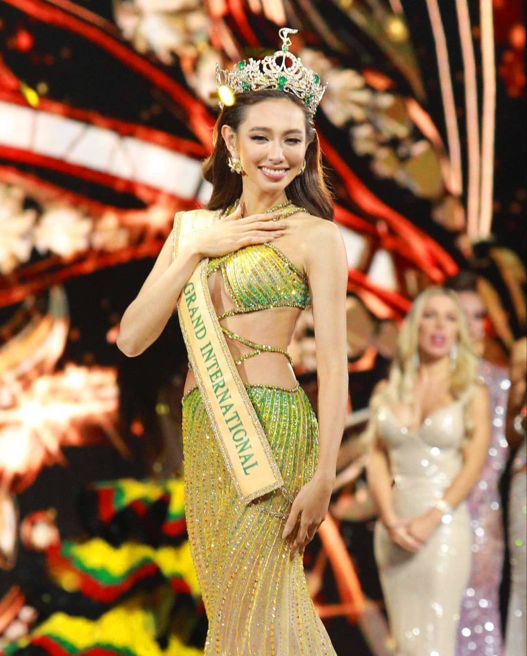 Hoa hậu Thùy Tiên bật mí số tiền mừng cưới siêu mẫu Minh Tú - 1