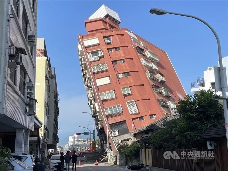 Trận động đất mạnh 7,4 độ richter làm rung chuyển Đài Loan sáng 3-4. Ảnh: CNA