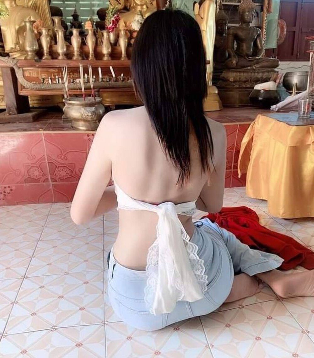 Cô gái Thái Lan mặc áo hở lưng đi lễ chùa từng gây tranh cãi trên MXH.
