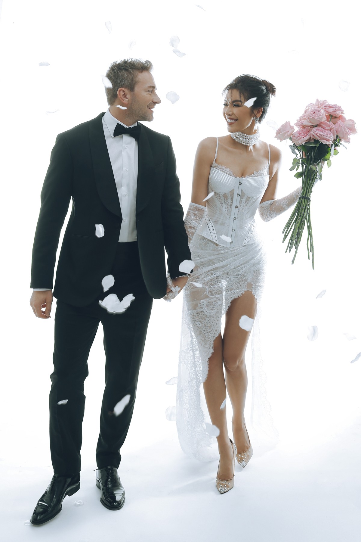 Minh Tú nhí nhảnh trong bộ đầm thứ tư đậm chất retro. Thiết kế corset đắp ren mỏng kết hợp kỹ thuật dập ly, mang đến phong cách nổi loạn nhưng vẫn giữ được nét thanh lịch.