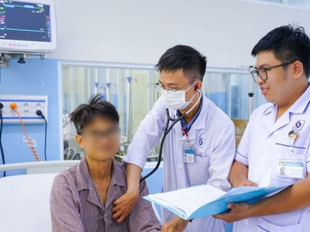 Đang chơi bóng đá, người đàn ông ngưng tim, ngã gục