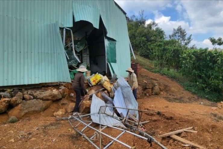 Nổ mìn ở mỏ đá làm sập cầu và chòi canh vườn của người dân