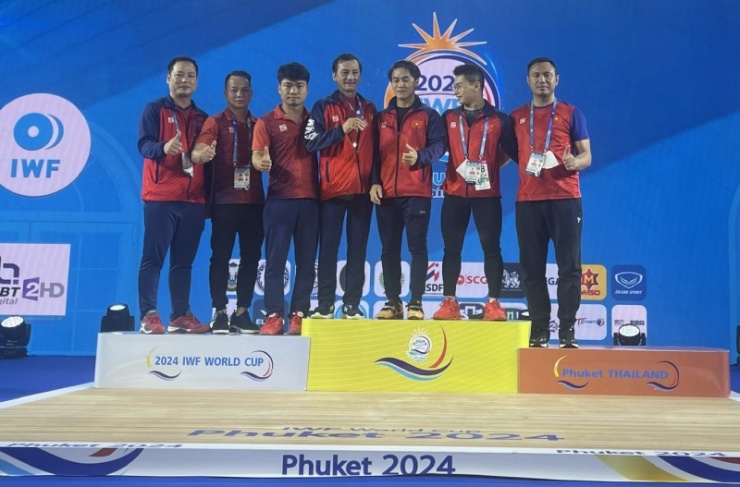 Lãnh đạo, Ban huấn luyện chia vui với Trịnh Văn Vinh sau khi giành vé dự Olympic Paris 2024.