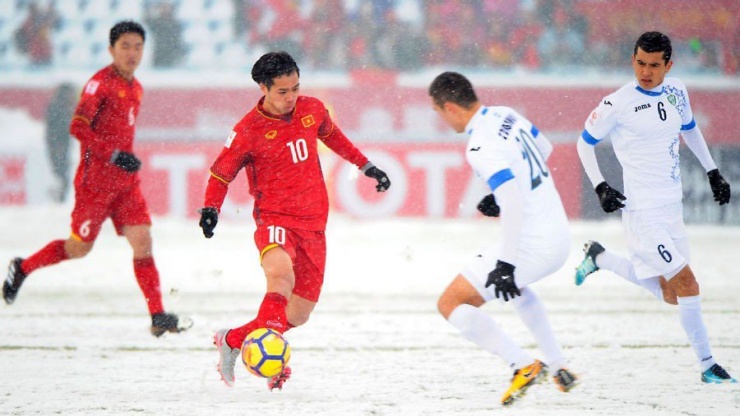 Công Phượng và đồng đội ăn miếng trả miếng với U-23 Uzbekistan dưới tuyết trắng Thường Châu năm 2018. Ảnh: ESPN