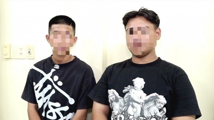 2 thanh thiếu niên ở An Giang bị tạm giữ trong vụ vô cớ chặn đầu xe chém người. Ảnh: CA