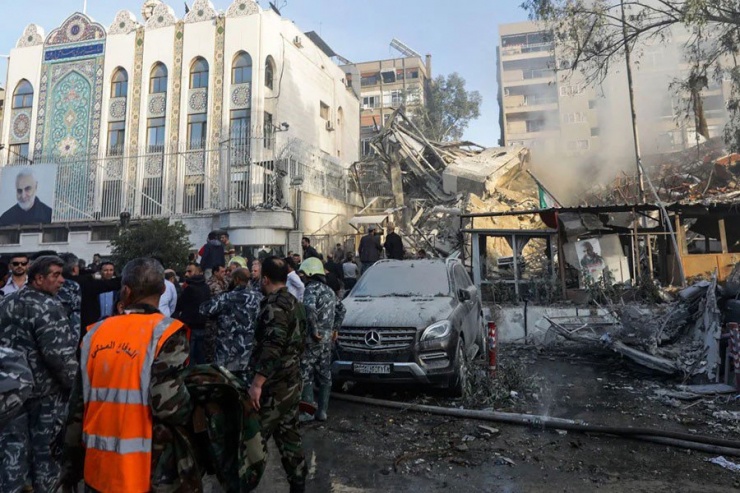 Nhân viên cấp cứu và an ninh kiểm tra hiện trường vụ tòa lãnh sự nằm trong khu phức hợp Đại sứ quán Iran ở Syria bị tấn công ngày 1-4. Ảnh: AFP