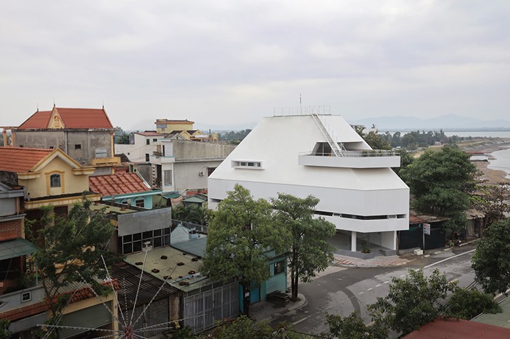 Công trình sơn trắng toàn bộ nổi bật hơn hẳn những căn nhà xung quanh này nằm ở ngã ba đường, ngoài rìa thị trấn Ba Đồn, Quảng Bình.
