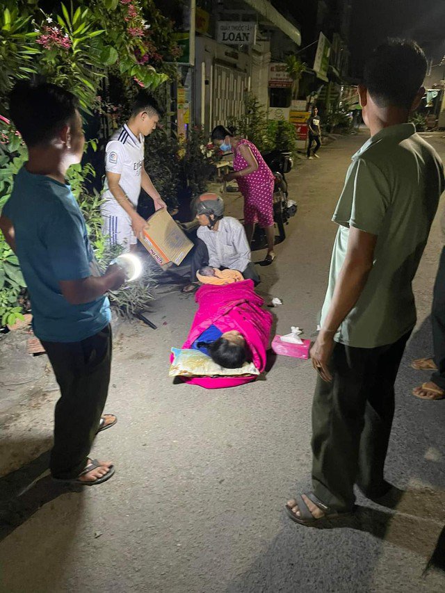 Lực lượng Công an xã Mỹ Thuận cùng dân phòng và người dân hỗ trợ sản phụ sinh con