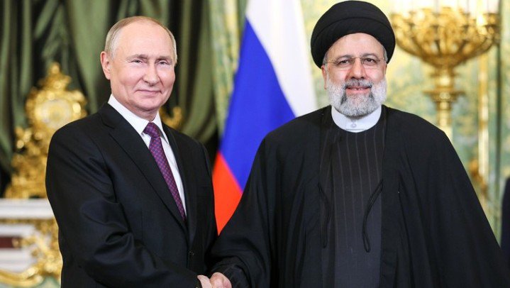Tổng thống Nga Vladimir Putin gặp người đồng cấp Iran Ebrahim Raisi tại Moscow. Ảnh: RT