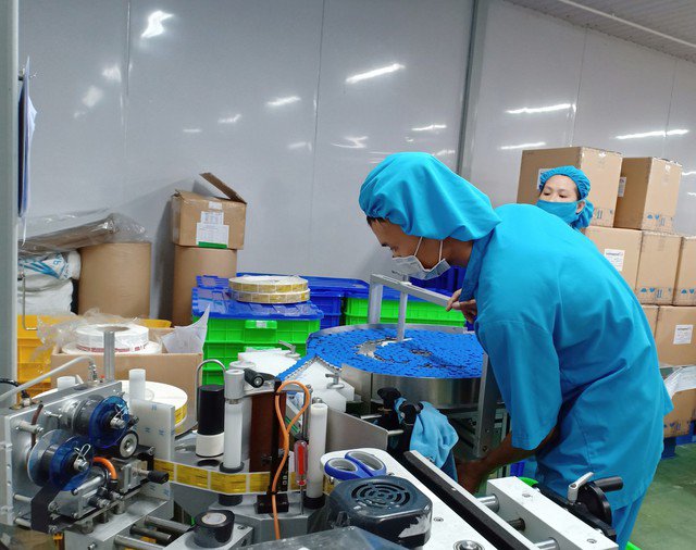 Công ty CP Dược phẩm An Thiên - KCN Hiệp Phước (huyện Nhà Bè, TP HCM) là một trong số các DN đang áp dụng thời gian làm việc 44giờ/ tuần. Ảnh: THANH NGA