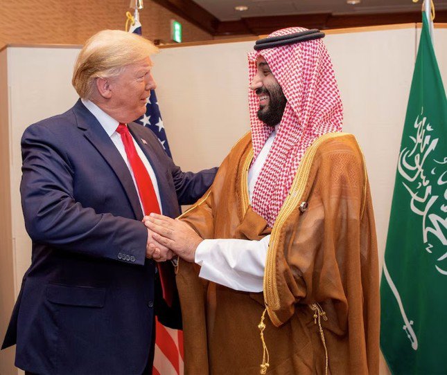 Ông Trump trong cuộc gặp Thái tử Ả-rập Xê-út bên lề thượng đỉnh G20 tại Osaka, Nhật Bản, năm 2019. (Ảnh: Saudi Royal Court)