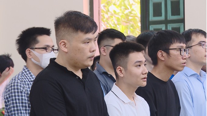 Bị cáo Nguyễn Minh Thành (áo đen, bìa trái) tại tòa ngày 4/4. Ảnh: Danh Lam