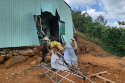 Tin tức trong ngày - Nổ mìn ở mỏ đá làm sập cầu và chòi canh vườn của người dân