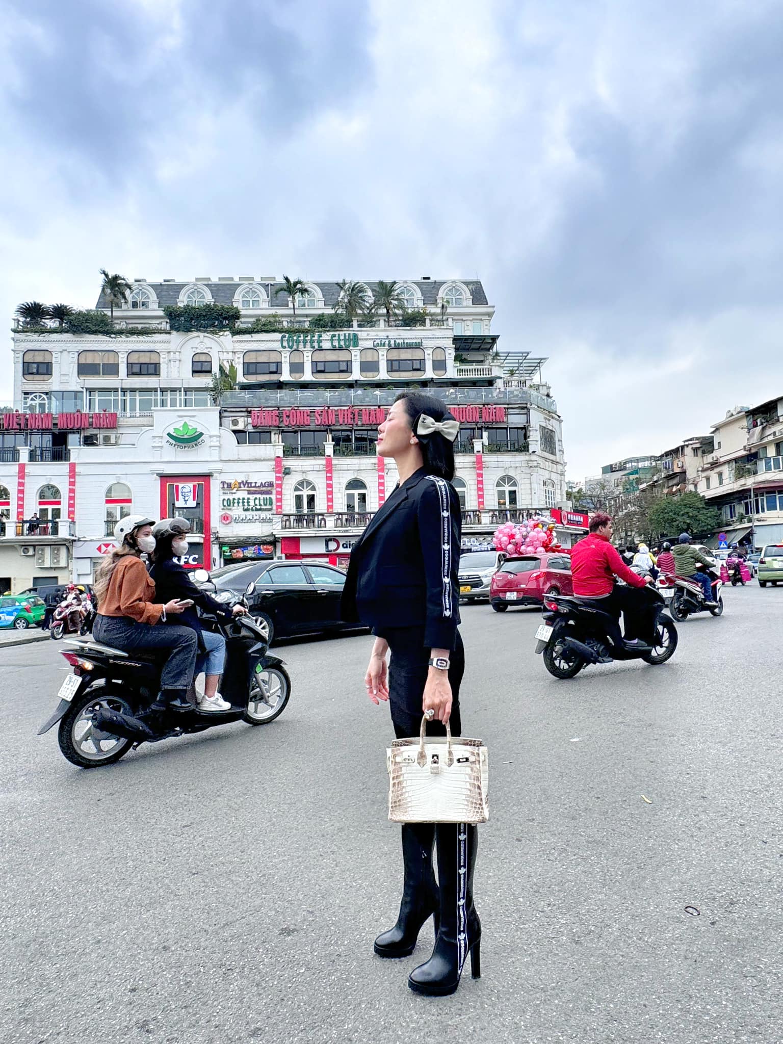 Lệ Quyên sở hữu chiếc túi Hermes Birkin Himalayan làm bằng chất liệu da cá sấu bạch tạng, trị giá hơn 7,3 tỷ đồng. Tại Việt Nam, rất ít người sở hữu thiết kế đắt đỏ này.