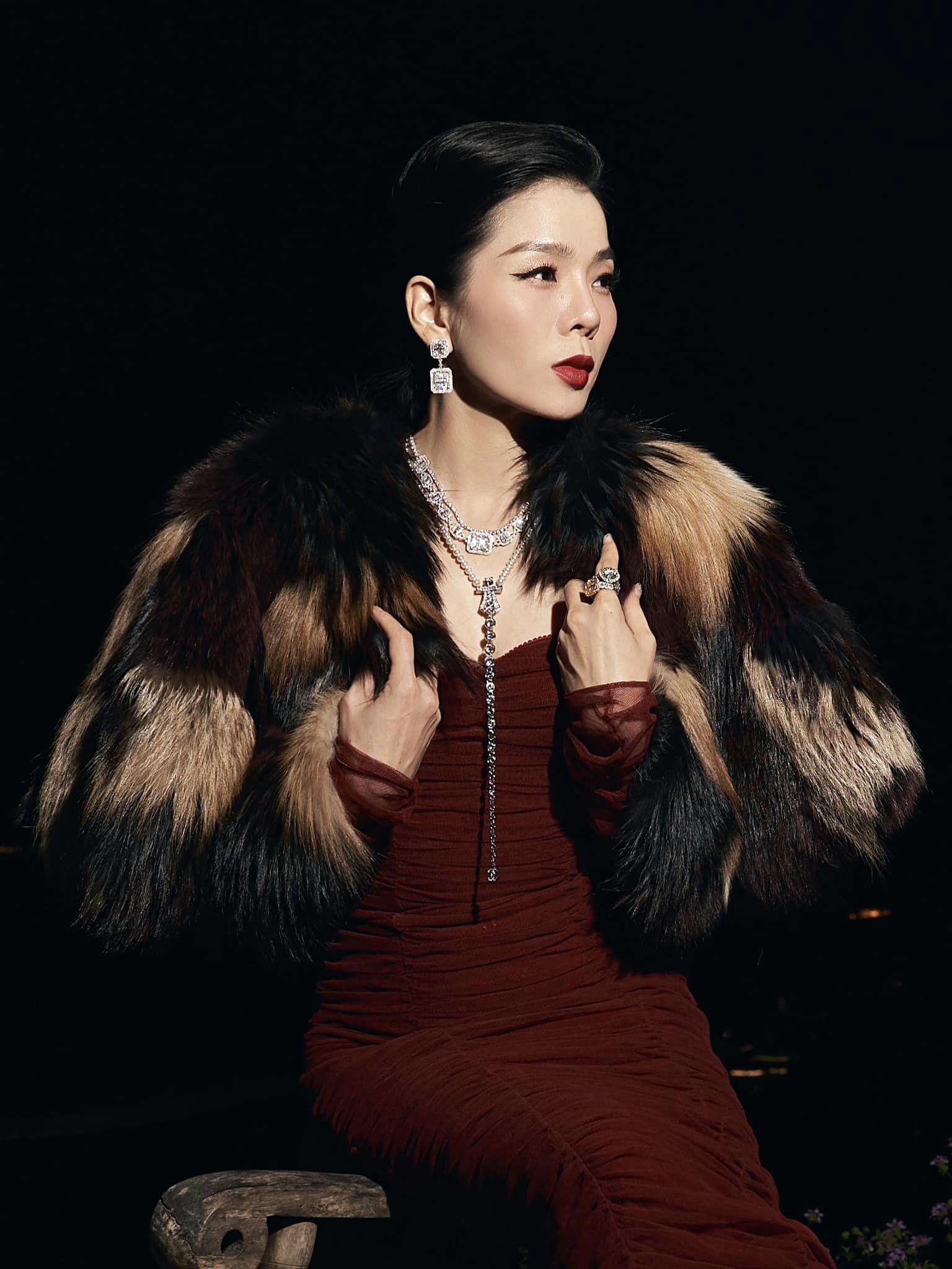 Lệ Quyên nổi tiếng là một trong những sao nữ giàu có của showbiz Việt. Ngoài sở hữu loạt bất động sản giá trị và trang sức kim cương đắt đỏ, cô còn có cả một gia tài đồ hiệu bạc tỷ, khiến nhiều khán giả ngưỡng mộ.