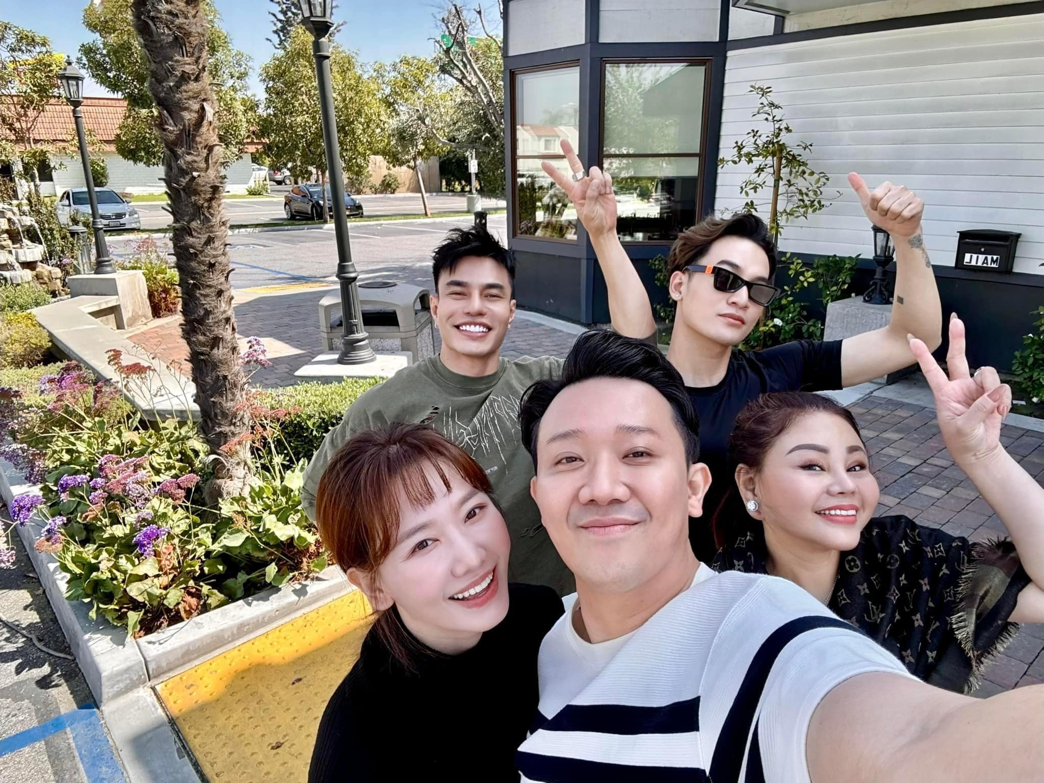 Lê Dương Bảo Lâm cùng các đồng nghiệp có chuyến lưu diễn tại Mỹ.