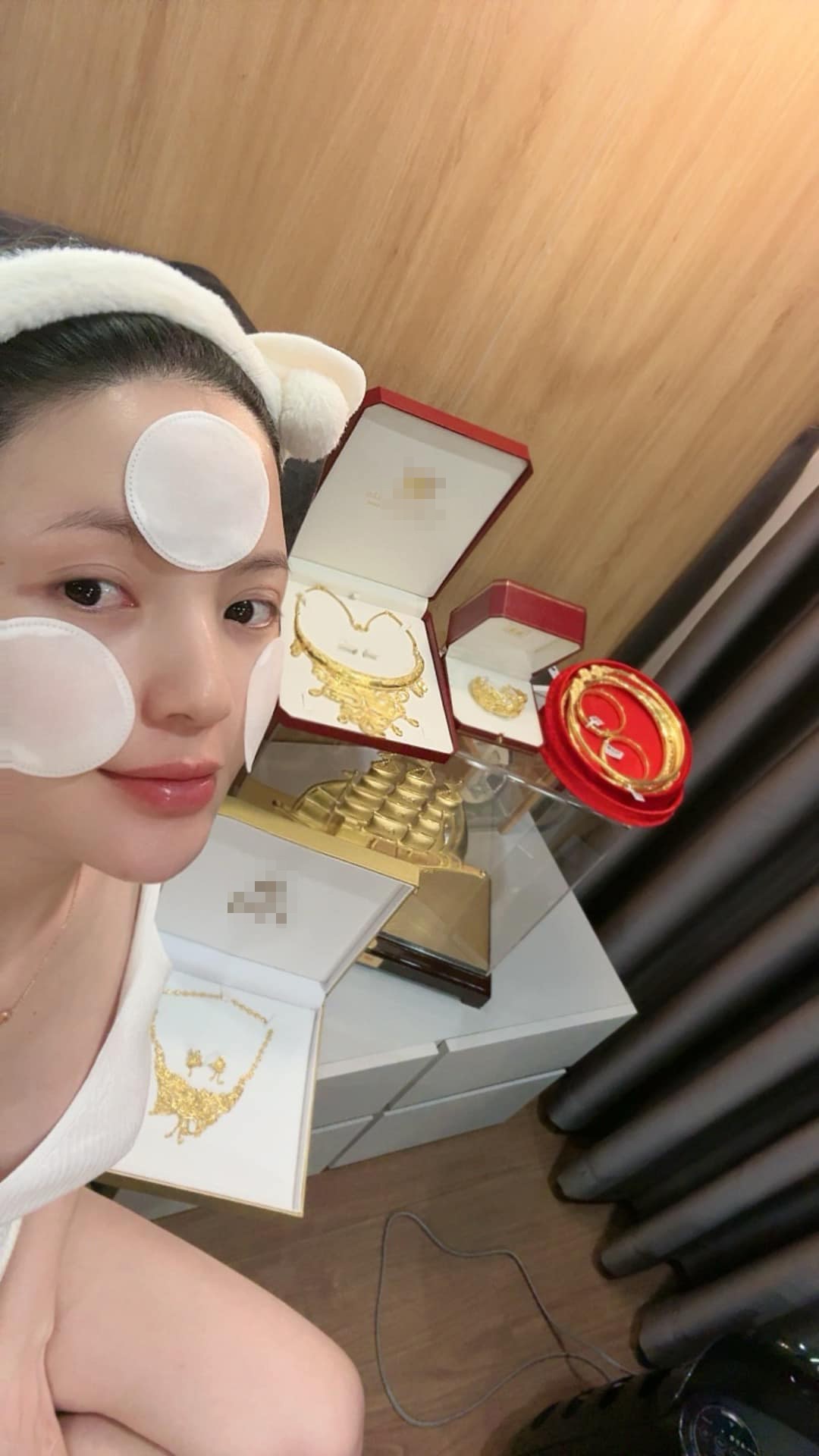 Cô dâu Chu Thanh Huyền đăng ảnh bên những quà tặng toàn bằng vàng